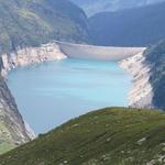 bei sehr niedrigem Wasserstand, erkennt man im Stausee die versunkene Siedlung Zervreila