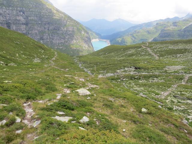 kurz nach Punkt 2287 m.ü.M. biegen wir weder links noch rechts ab. Wir laufen alles geradeaus weiter abwärts