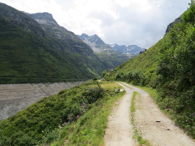 bei der Alpstrasse biegen wir rechts ab und folgen der Alpstrasse...