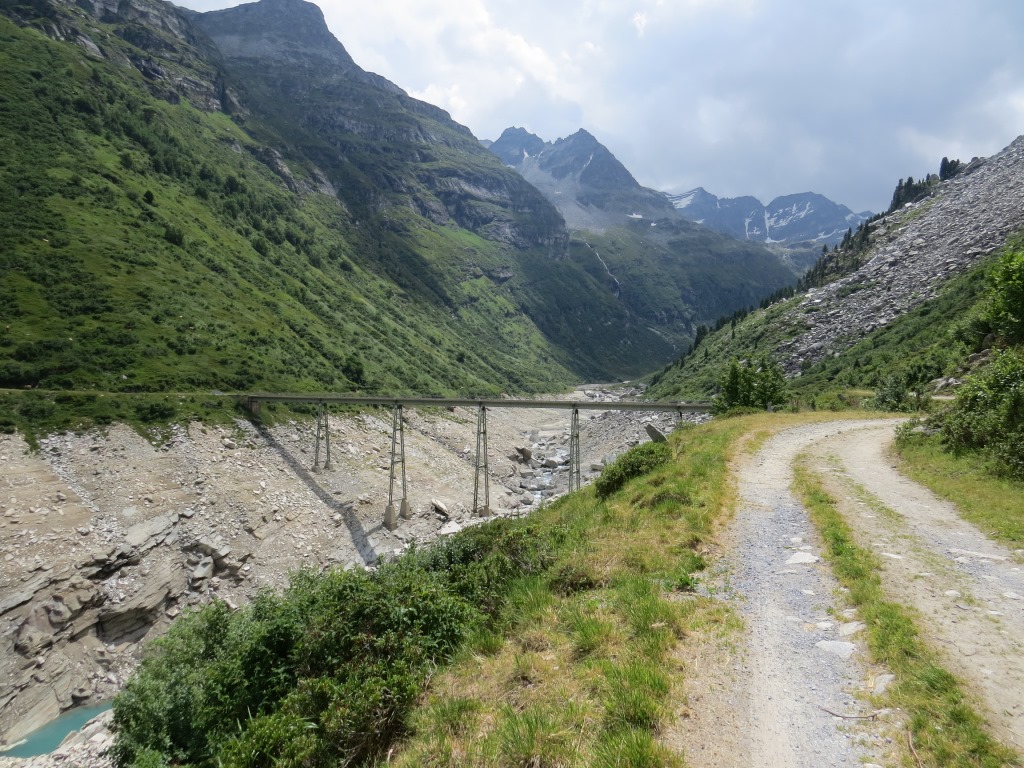 ...überqueren die Canalbrücke 1865 m.ü.M....