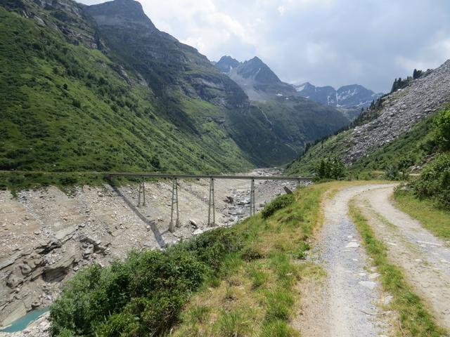 ...überqueren die Canalbrücke 1865 m.ü.M....