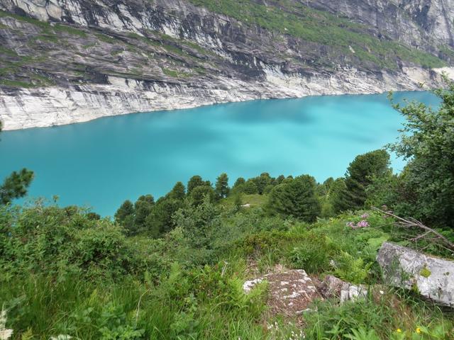 ...und blicken immer wieder in das tief unter uns liegende Zervreilastausee