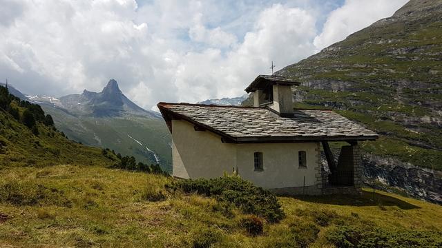 wir beenden diese sehr schöne Wanderung mit einem Blick von der Kapelle St.Bartholomäus in Zerfreila zum Zervreilahorn