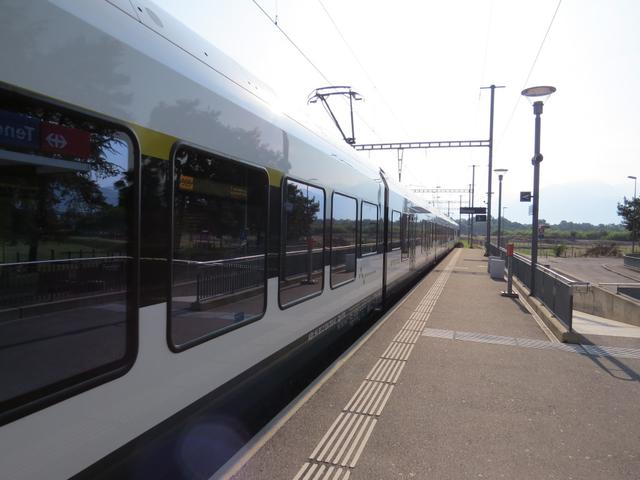 mit dem Auto bis zum Bahnhof von Tenero. Mit dem Zug fuhren wir danach weiter nach Locarno