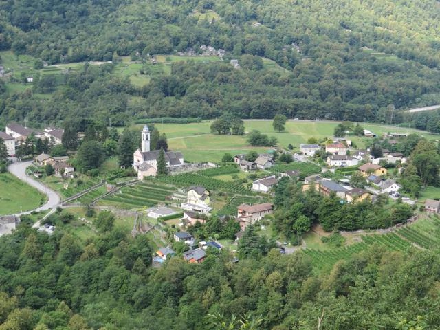 Blick hinunter nach Maggia mit der Chiesa San Maurizio die einen Besuch wert ist