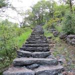 vor der Kapelle geht es über eine lange Steintreppe weiter steil aufwärts