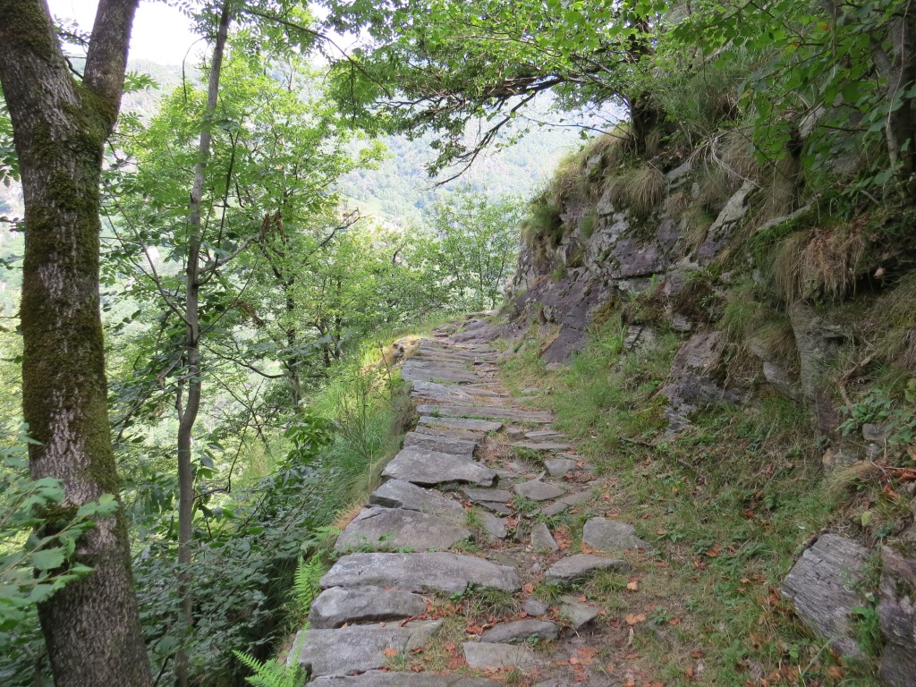 über einen breiten und gut angelegten Steinplattenweg 655 m.ü.M...