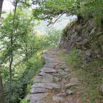 über einen breiten und gut angelegten Steinplattenweg 655 m.ü.M...