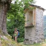 meine Maus zwischen "Sehenswürdigkeiten" die überall im Tessin anzufinden sind: Kastanienbaum und Bildstock