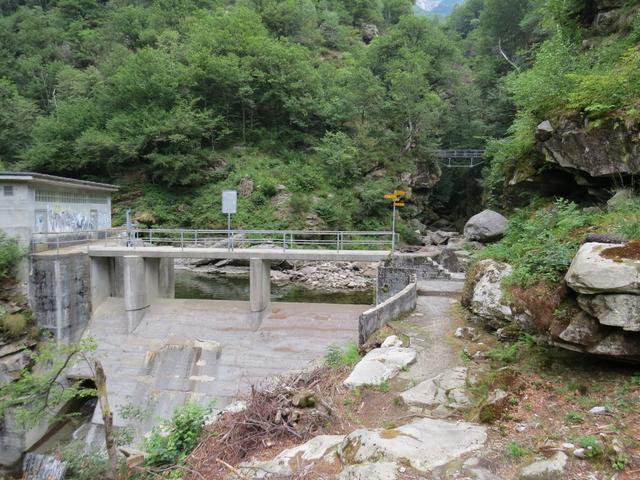 bei Punkt 746 m.ü.M. steht eine kleine Staumauer, die das herabkommende Wasser der vier Täler speichert