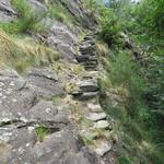 abenteuerliche Steinwege und Treppen werden erklommen