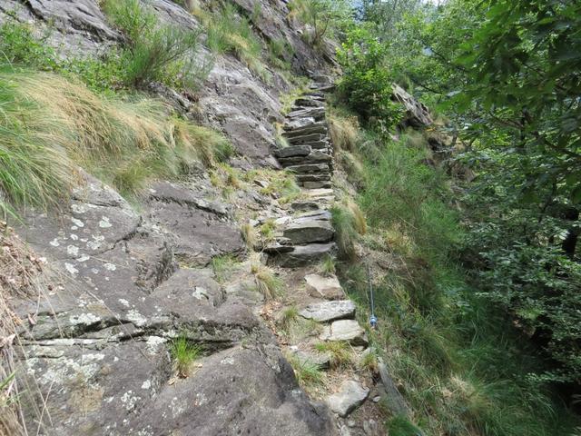 abenteuerliche Steinwege und Treppen werden erklommen