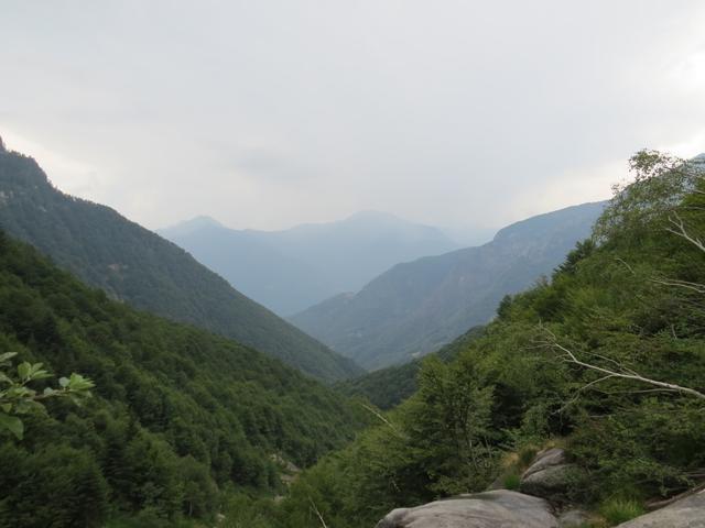 lange können wir aber leider nicht bleiben. Dunkle Wolken ziehen auf