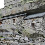 ein Duschenhaus mit Heisswasser und Dusche! und eine Toilette im Granitgrotto unterhalb eines Felsvorsprung