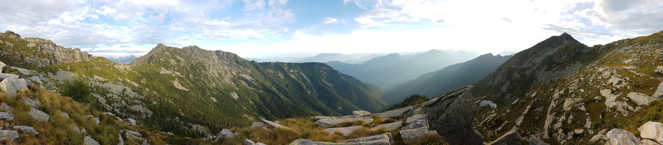schönes Breitbildfoto mit Blick über das Valle del Salto hinaus zu den unzähligen Tessiner Bergen