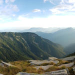 schönes Breitbildfoto mit Blick über das Valle del Salto hinaus zu den unzähligen Tessiner Bergen