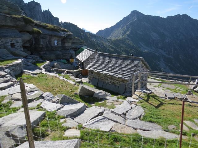 ...verlassen wir aufwärts laufend, den traumhaft schönen Rifugio Alpe Masnee 2063 m.ü.M.