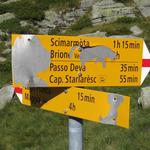 Wegweiser bei dem Rifugio Alpe Masnee. Unser erstes Ziel ist der Passo Deva