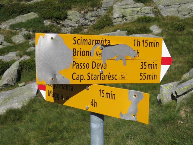 Wegweiser bei dem Rifugio Alpe Masnee. Unser erstes Ziel ist der Passo Deva