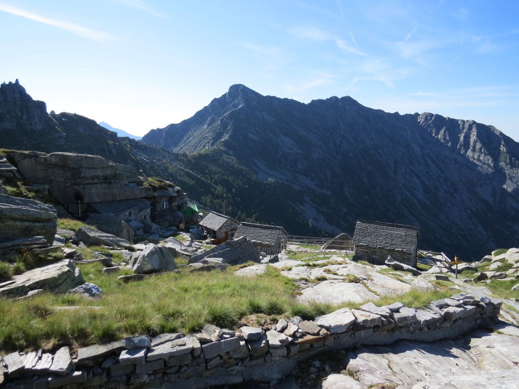 Blick zurück zum Rifugio Alpe Masnee. In der Bildmitte der Passo Deva und weiter oben der Madom da Sgióf