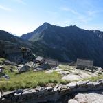 Blick zurück zum Rifugio Alpe Masnee. In der Bildmitte der Passo Deva und weiter oben der Madom da Sgióf