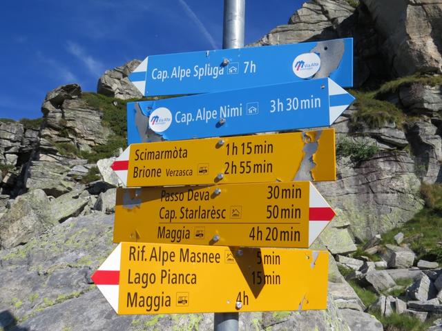 schon nach ein paar Meter erreichen wir  eine Weggabelung. Hier führt die Via Alta Vallemaggia durch