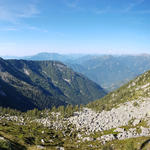 sehr schönes Breitbildfoto vom Grat aus aufgenommen, mit Blick Richtung Valle Maggia. Ganz links der Madom da Sgióf