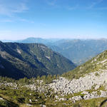 sehr schönes Breitbildfoto vom Grat aus aufgenommen, mit Blick Richtung Valle Maggia. Ganz links der Madom da Sgióf