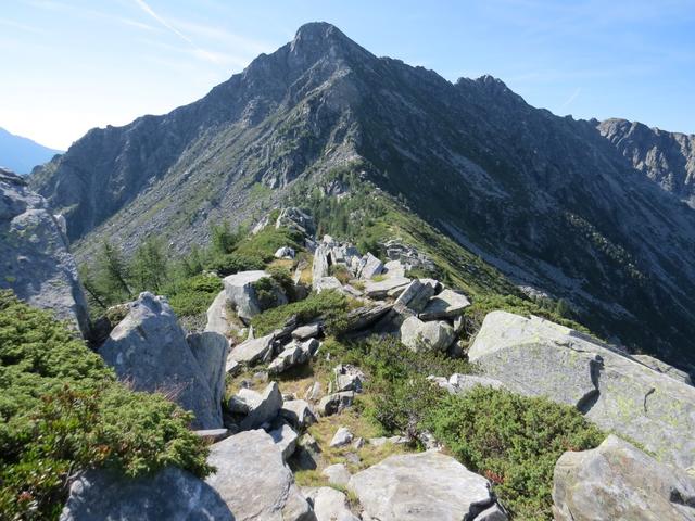 wir erreichen den breiten mit Granitblöcken übersäte Verbindungsgrat, der uns zum Passo Deva führen wird