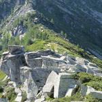 hinter riesigen Granitblöcken taucht der Passo Deva auf