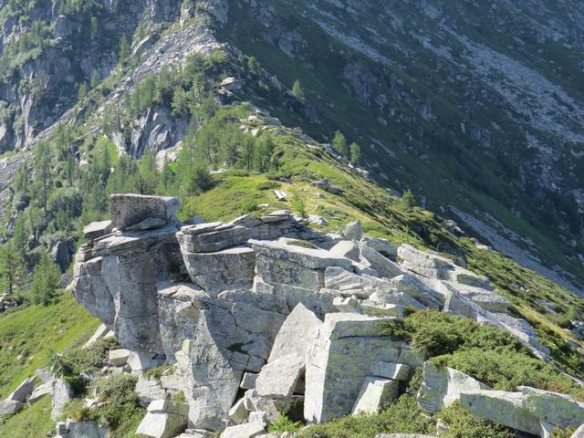 hinter riesigen Granitblöcken taucht der Passo Deva auf