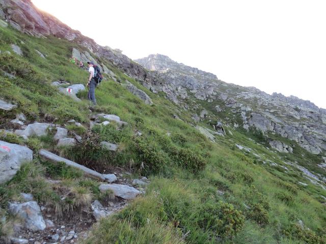 der immer gut ersichtliche Bergpfad führt alles an der steilen Bergflanke aufwärts