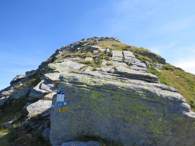 rechts abbiegend verlässt uns die nun weiss-blau-weiss markierte Via Alta Vallemaggia