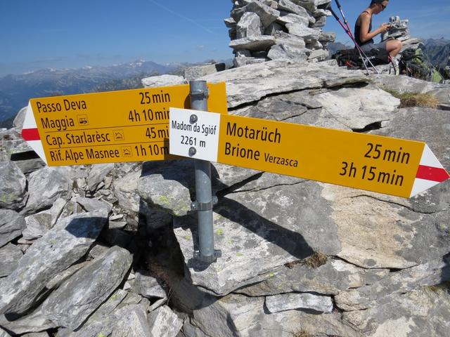 Wegweiser auf dem Madom da Sgióf. Unser Tagesziel lautet nun Brione