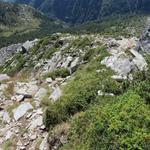 über den Nordostgrat steigen wir auf einem weiterhin weiss-rot-weiss markierten, sehr gut ausgebauter Bergpfad steil ab