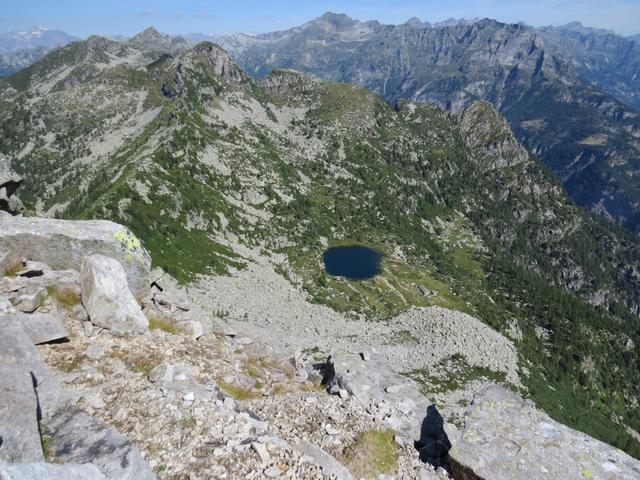 tief unter uns der Lago del Starlaresc mit der gleichnamigen Capanna