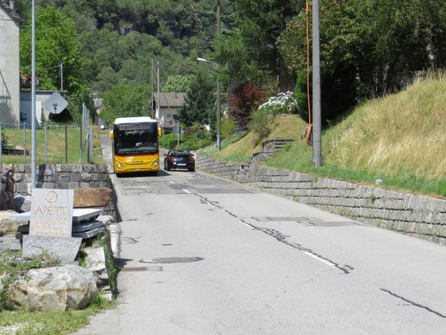 über Piee erreichen wir den Talboden, die Hauptstrasse und Brione 743 m.ü.M. Mit dem Postauto geht es danach nach Tenero zurü