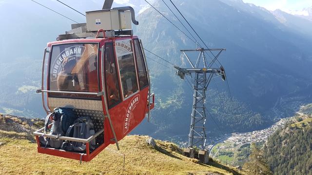 die Fahrt mit der kleinen Gondelbahn hinauf auf die kleine Wiesenterrasse der Alpsiedlung, ist ein kurzes, luftiges Verknügen