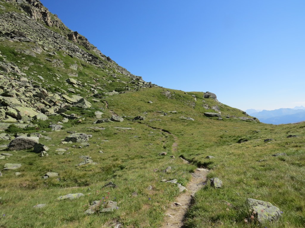 über einen sehr schönen Höhenweg erreichen wir die Alpen von Obri Läger