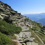 der Steilaufstieg setzt sich nun als fast ebener Steinplattenweg fort, wo man die Aussicht im mühelosen wandern geniessen kann