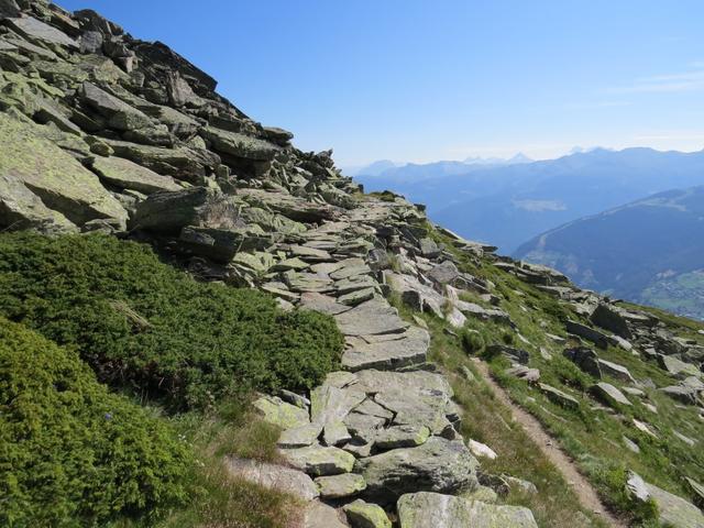 der Steilaufstieg setzt sich nun als fast ebener Steinplattenweg fort, wo man die Aussicht im mühelosen wandern geniessen kann