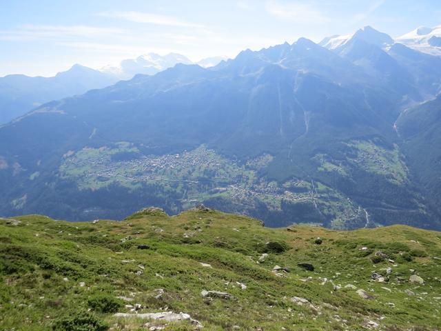 am gegenüberliegenden Hang des Mattertales grüssen im Osten die Sonnenterrassen von Grächen