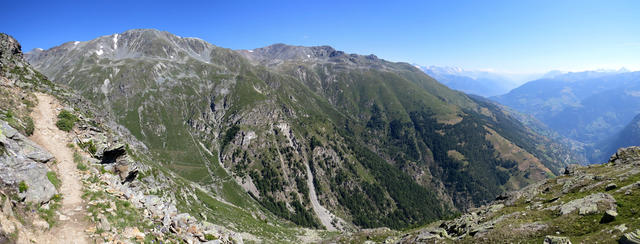 schönes Breitbildfoto mit Blick in das Augstbordtal und auf den Weg der von Emd hinaufzieht