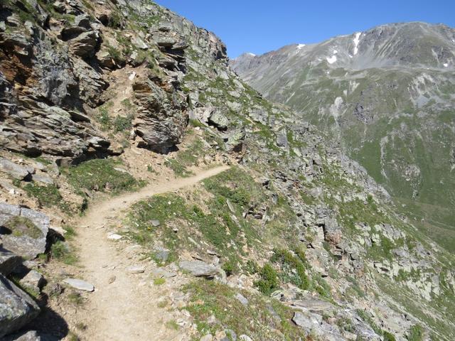 auf dem auslaufenden Grat der Twära 2454 m.ü.M. - sie trennt das Jungtal im Süden vom Augstbord im Norden -...