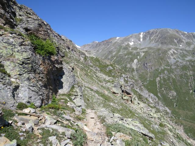 ...dreht der Pfad nach Nordwesten dann durch den Nordhang des Steitalgrats ins Augstbordtal hinein