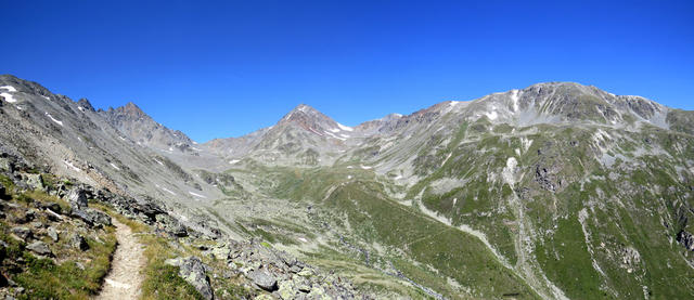 direkt vor uns am Horizont ist der Augstbordpass ersichtlich. Rechts davon das Schwarzhorn