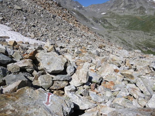 eine urige Landschaft mit kahlen, zerfressenen Felskuppen und Gipfeln und mächtigen Schotterhalden breitet sich vor uns aus