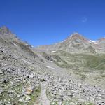 über Punkt 2459 m.ü.M. führt uns der Bergpfad weiterhin über riesige Blockfelder, in den weiten Augsbordkessel,...