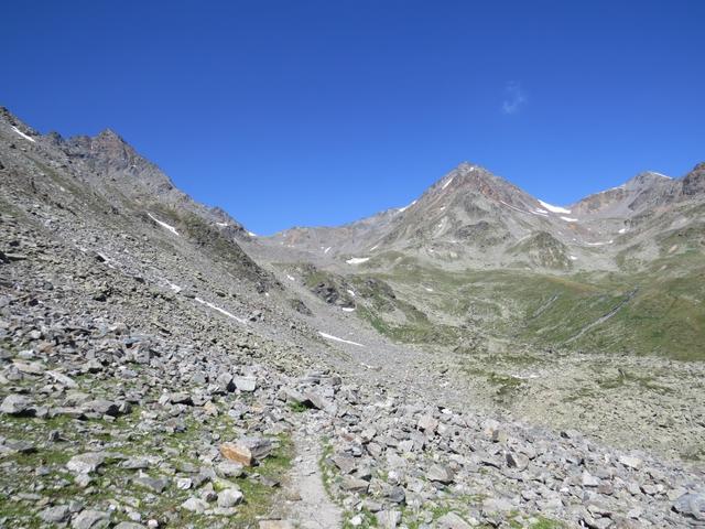 über Punkt 2459 m.ü.M. führt uns der Bergpfad weiterhin über riesige Blockfelder, in den weiten Augsbordkessel,...