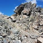 wir erreichen ein kleiner mit roten Felsen gespickter Aussichtspunkt 2937 m.ü.M.